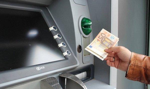Tέλος τα μετρητά στα επιδόματα: Καταβολή σε κάρτες, «μπλόκο» σε ορισμένες συναλλαγές