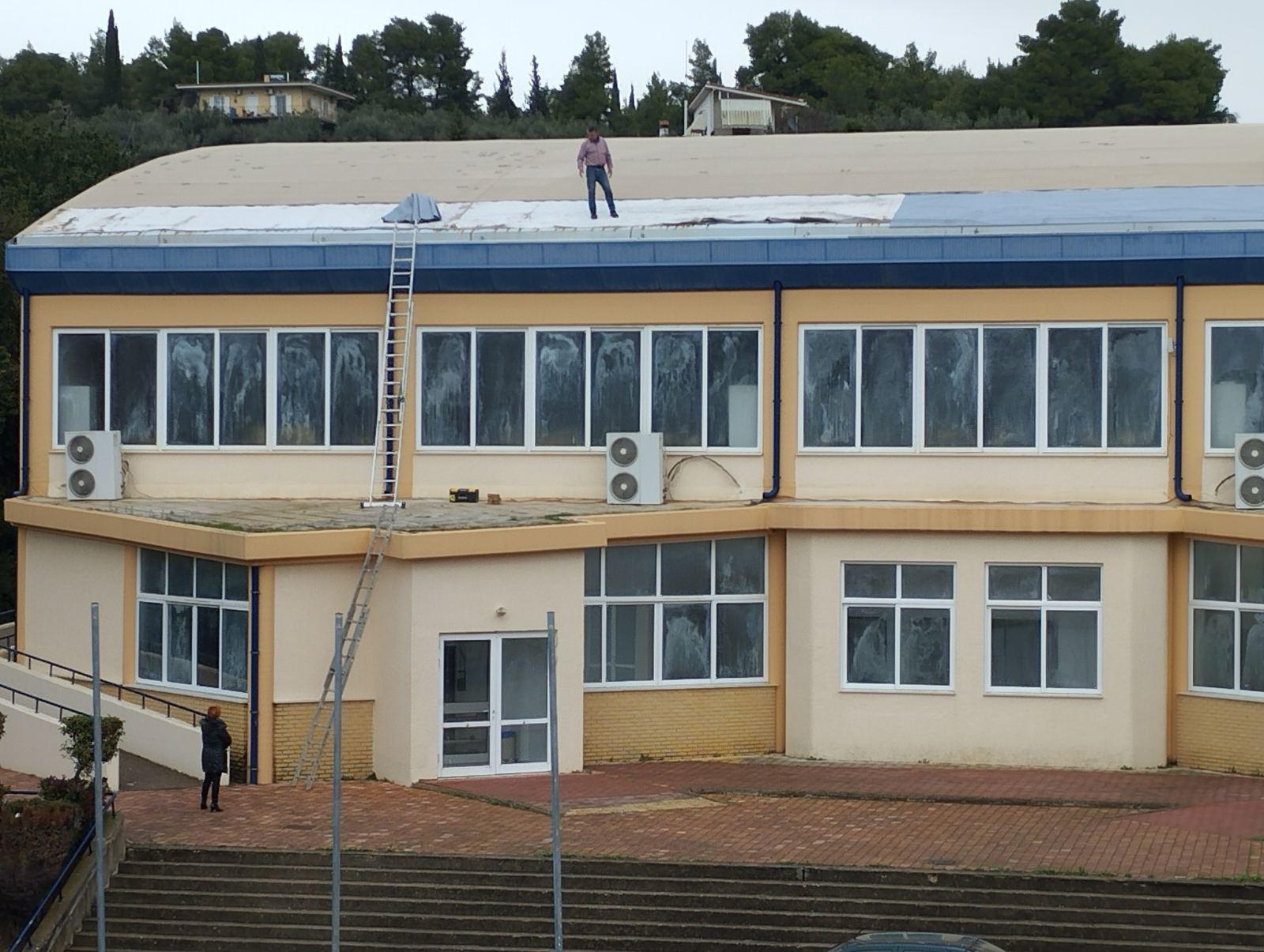 Ανεμοστρόβιλος «σήκωσε» τμήμα της στέγης στο Κλειστό Κρεστένων Διακοπή των αγώνων μέχρι την αποκατάσταση των  καταστροφών